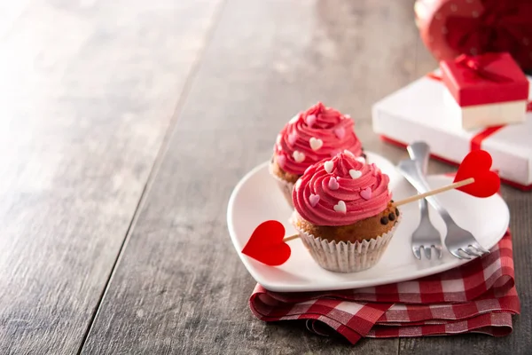 Cupcakes Διακοσμημένα Καρδιές Ζάχαρη Για Την Ημέρα Του Αγίου Βαλεντίνου — Φωτογραφία Αρχείου
