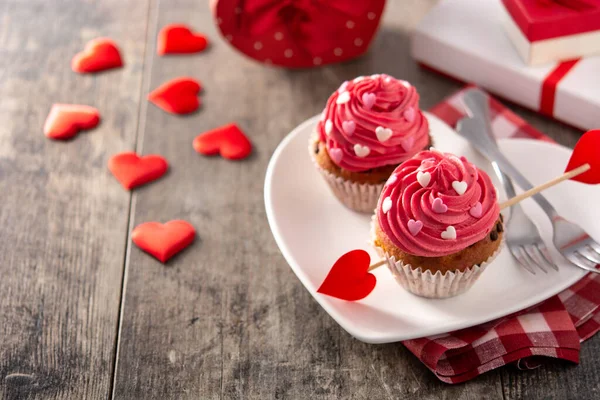 Cupcakes Decorated Sugar Hearts Valentine Day Wooden Table — Stock Photo, Image