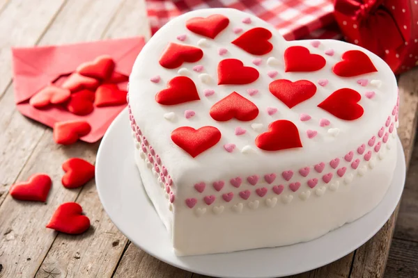 情人节 母亲节或生日的心形蛋糕 用糖心装饰在木制桌子上 — 图库照片