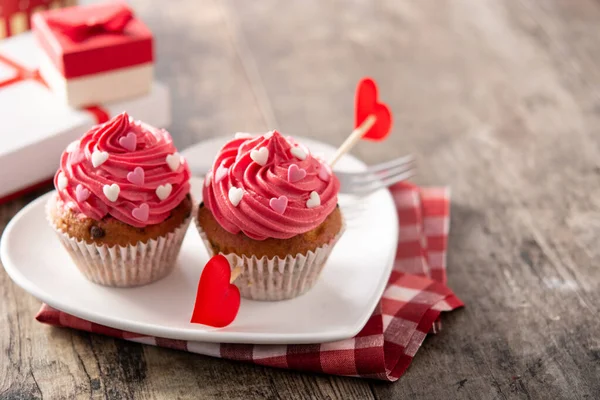 Cupcake Mit Zuckerherzen Zum Valentinstag Auf Holztisch — Stockfoto