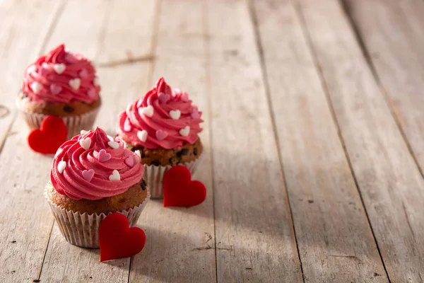 Cupcakes Decorados Con Corazones Azúcar Para Día San Valentín Mesa —  Fotos de Stock