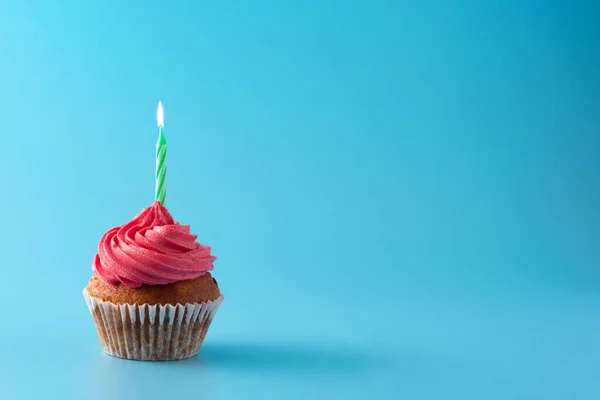 Magdalena Cumpleaños Rosa Con Vela Verde Sobre Fondo Azul Copiar — Foto de Stock