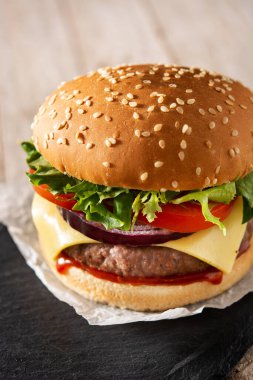 Biftek, domates, marul ve soğanlı çizburger.