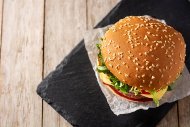 Biftek, domates, marul ve soğanlı çizburger.