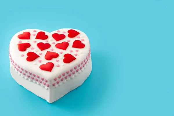 Hartcake Voor Valentijnsdag Moederdag Verjaardag Versierd Met Suikerhartjes Blauwe Achtergrond — Stockfoto