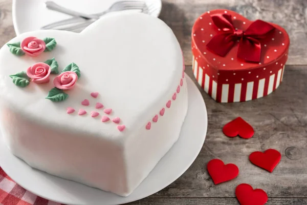 Heart Cake Valentine Day Mother Day Birthday Decorated Roses Pink — Stock Photo, Image