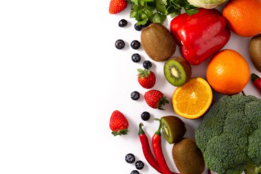 Beyaz arka planda izole edilmiş yüksek C vitamini yiyecekler. Boşluğu kopyala