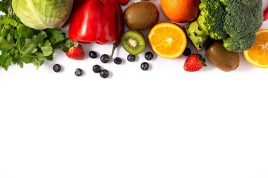 Beyaz arka planda izole edilmiş yüksek C vitamini yiyecekler. Boşluğu kopyala