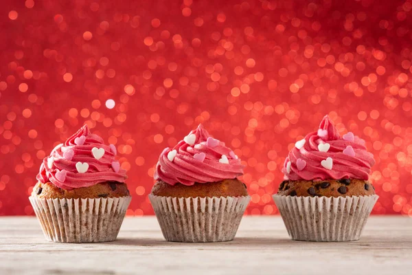 Cupcakes Decorados Con Corazones Azúcar Para Día San Valentín Sobre — Foto de Stock