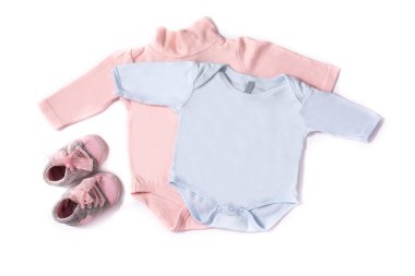 Bebek tulumları ve ayakkabıları beyaz arka planda izole edilmiş.