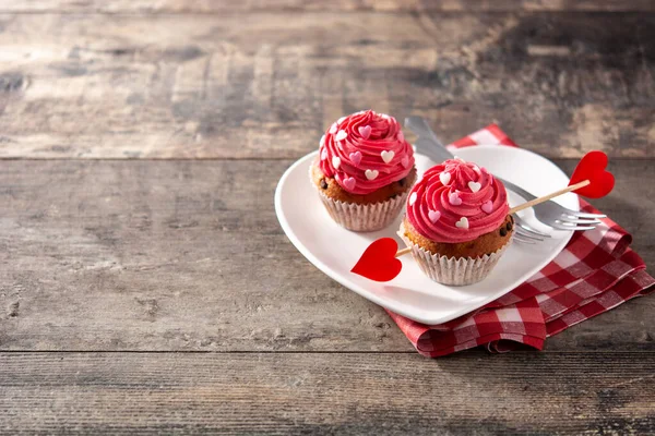 Cupcake Decorated Sugar Hearts Cupid Arrow Valentine Day Wooden Table — Stock Photo, Image
