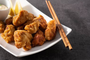 Siyah arka planda baharatlı tavuk karaçağı