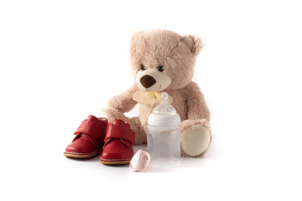 Teddybär Schnuller Futterflasche Und Schuhe Isoliert Auf Weißem Hintergrund — Stockfoto