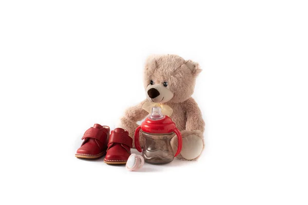 Teddybär Schnuller Futterflasche Und Schuhe Isoliert Auf Weißem Hintergrund — Stockfoto