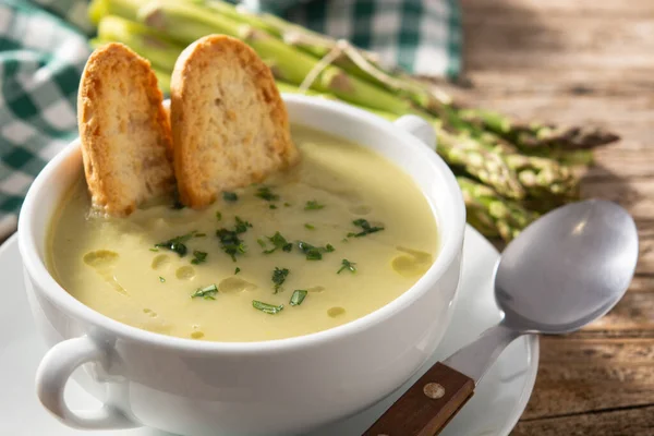 Sopa Espargos Verde Fresco Tigela Mesa Madeira — Fotografia de Stock