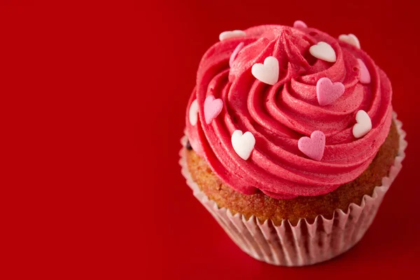 Cupcake Decorated Sugar Hearts Valentine Day Red Background Copy Space — Stock Photo, Image