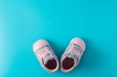 Mavi arka planda bebek ayakkabıları. Üst Manzara. Boşluğu kopyala