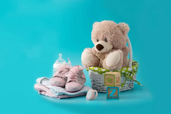 Teddybär Schnuller Fütterungsflasche Und Schuhe Auf Blauem Hintergrund — Stockfoto