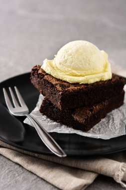 Gri taşta vanilyalı dondurma kepçeli Brownie.