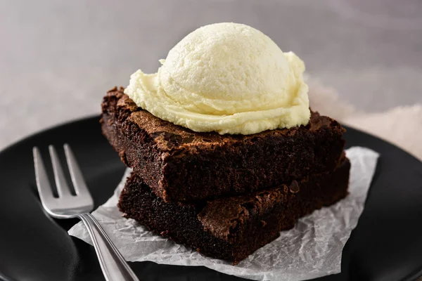 Gri Taşta Vanilyalı Dondurma Kepçeli Brownie — Stok fotoğraf