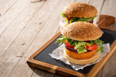 Lezzetli sağlıklı nohut burgeri. Alternatif diyet. Vejetaryen gıda konsepti.