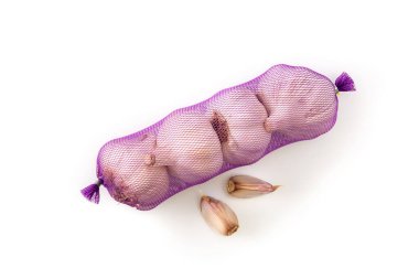 Beyaz arka planda izole edilmiş sarımsak karanfilleri. Üst görünüm