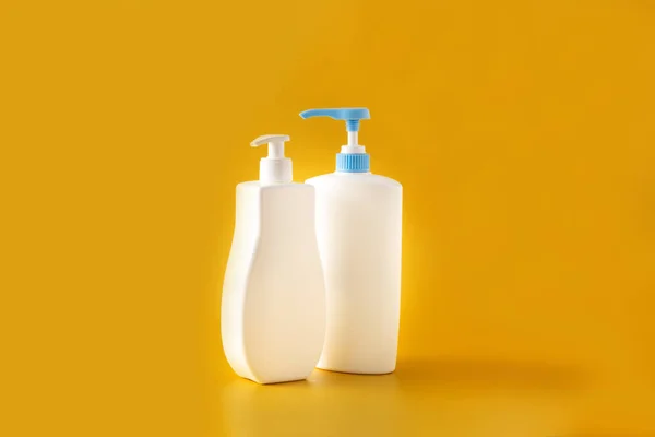 Butelki Kosmetyczne Dla Dzieci Żółtym Tle — Zdjęcie stockowe