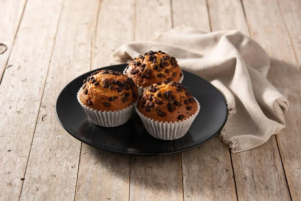 Muffin Cioccolato Appena Sfornati Sul Tavolo Legno — Foto Stock