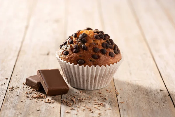 Muffin Cioccolato Appena Sfornato Sul Tavolo Legno — Foto Stock