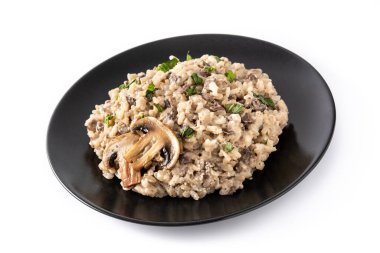Beyaz arka planda izole edilmiş mantarlı risotto