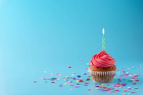 Pastel Cumpleaños Rosa Con Vela Verde Confeti Colorido Sobre Fondo — Foto de Stock