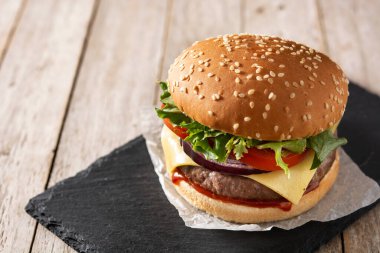 Biftek, domates, marul ve soğanlı çizburger. Boşluğu kopyala