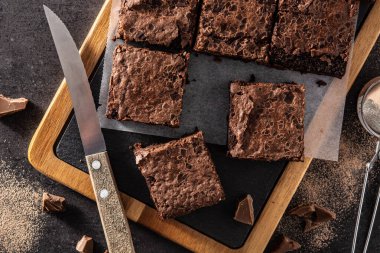 Siyah arka planda ev yapımı browni parçaları. Üst görünüm