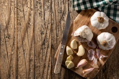 Köy ahşap masasında sarımsaklı karanfil. Üst Manzara. Boşluğu kopyala