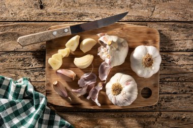 Köy ahşap masasında sarımsaklı karanfil. Üst görünüm