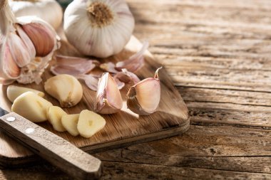 Kırsal ahşap masada sarımsaklı karanfil.