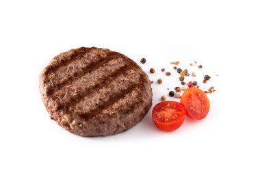 Beyaz arka plana izole edilmiş sığır burger, domates ve biber.