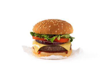 Biftek, domates, marul ve soğanlı çizburger beyaz arka planda izole edilmiş.