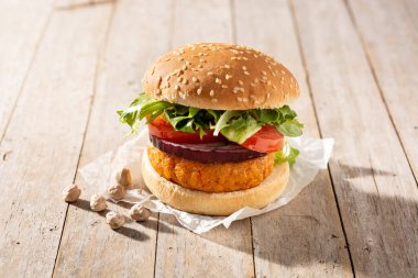 Lezzetli sağlıklı nohut burgeri. Alternatif diyet. Vejetaryen gıda konsepti.