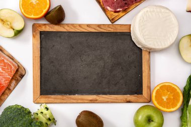 A vitamini gıda ve karatahta modeli beyaz arka planda izole edilmiş. Boşluğu kopyala