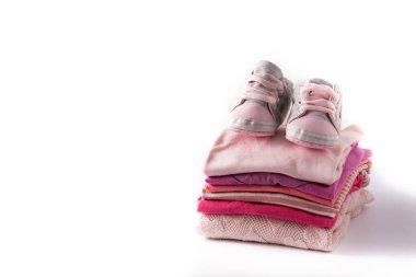 Bebek tulumları ve bebek ayakkabıları beyaz arka planda izole edilmiş. Boşluğu kopyala