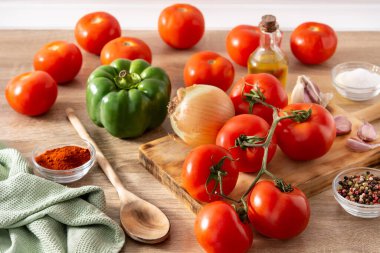 Mutfakta domates sosu hazırlıyorum. Malzemeler mutfak tezgahında.