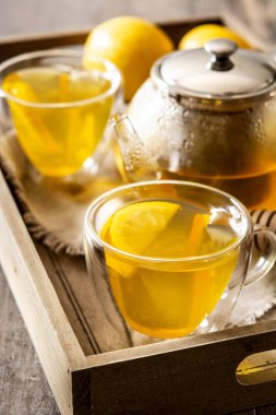 Limonlu zencefil çayı ve tepside kristal bardakta bal.