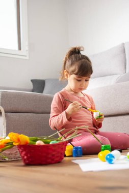 Bebeğim evde paskalya yumurtası boyuyor..