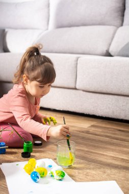 Bebeğim evde paskalya yumurtası boyuyor..