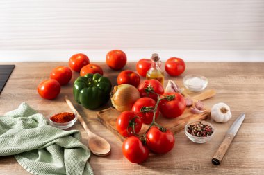 Mutfak tezgahına domates sosu yapmak için gerekli malzemeler.