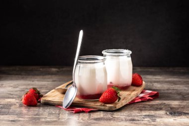 Tahta masada çilekli panna cotta tatlısı.