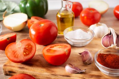 Mutfakta domates sosu hazırlıyorum. Malzemeler mutfak tezgahında.
