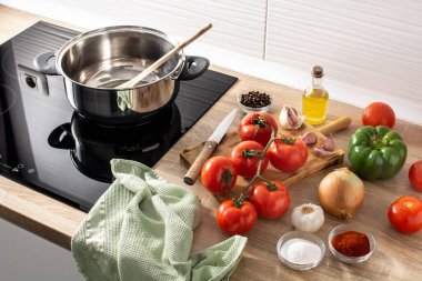 Mutfakta domates sosu hazırlıyorum. Malzemeler mutfak tezgahında.