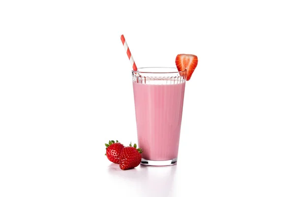 粉色背景的草莓奶昔 — 图库照片